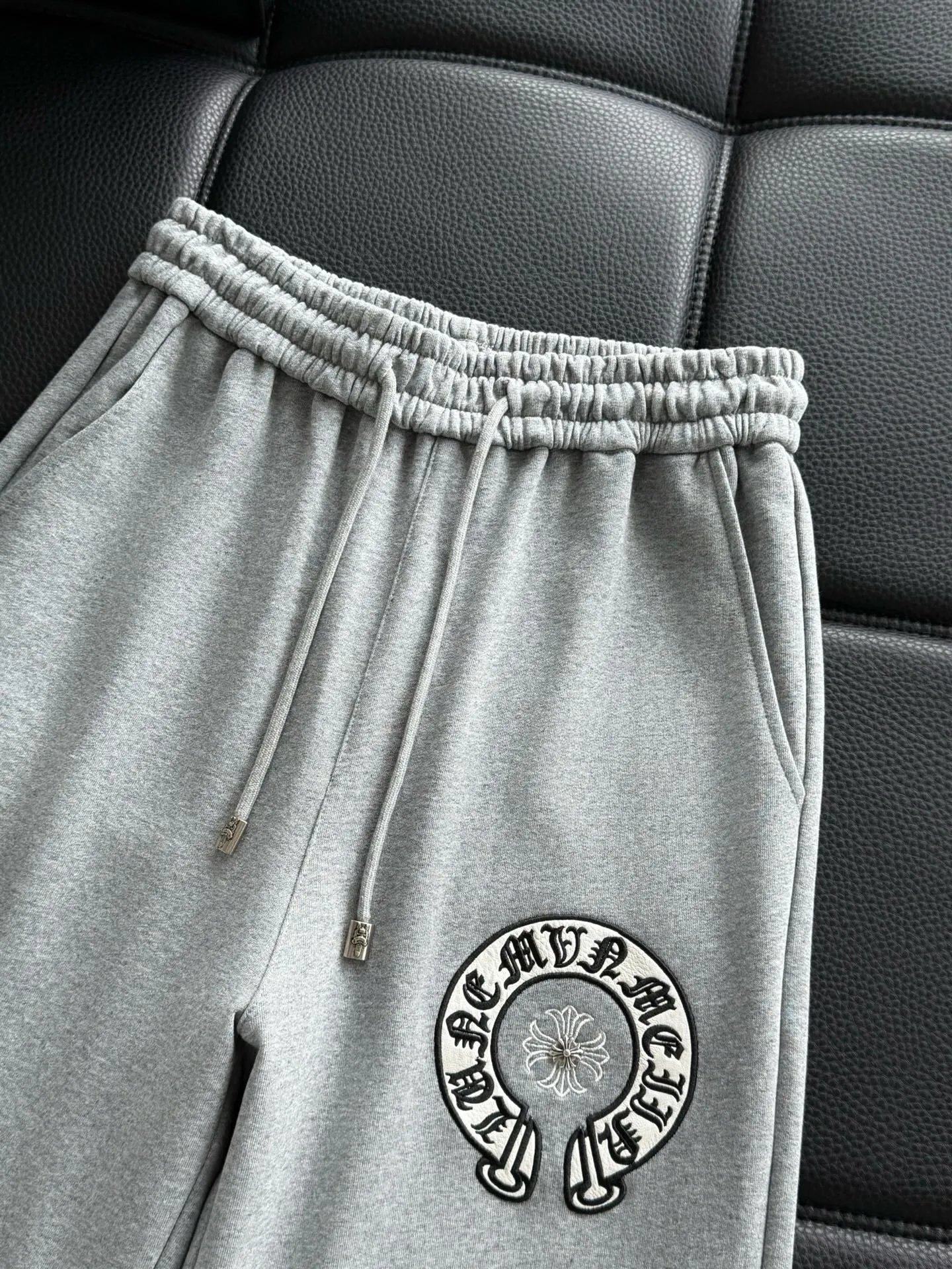 P486 ChromeHearts ChromeHearts terry trousers, pursuit of quality and absolute guarantee of quality! The texture is clearly visible, the texture is soft, delicate and smooth, and the customized three-dimensional embroidery and leather craftsmanship are full of drape! The workmanship is fine and the shoulder lines are smooth. All imported chain machines are used to make the shoulder rolling strips. It has a certain thickness and is not made of cheap material but has a shiny feel that is comfortable and not tight on the upper body. It is the most avant-garde street item that can be easily matched by both men and women!  Color: black white Size: m-3xl Style number: 3750